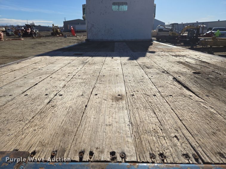 image for item DT7068 1989 Peterbilt 377 flatbed truck