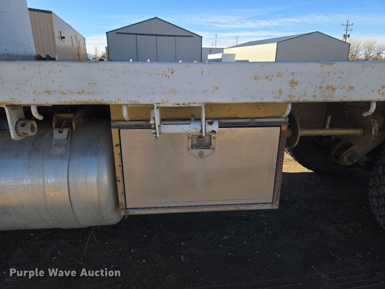 image for item DT7068 1989 Peterbilt 377 flatbed truck