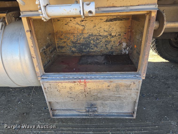 image for item DT7068 1989 Peterbilt 377 flatbed truck