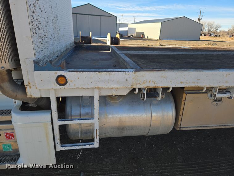 image for item DT7068 1989 Peterbilt 377 flatbed truck