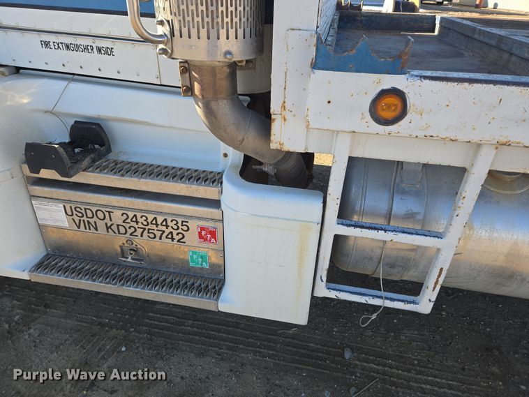 image for item DT7068 1989 Peterbilt 377 flatbed truck