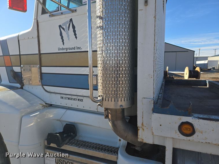 image for item DT7068 1989 Peterbilt 377 flatbed truck