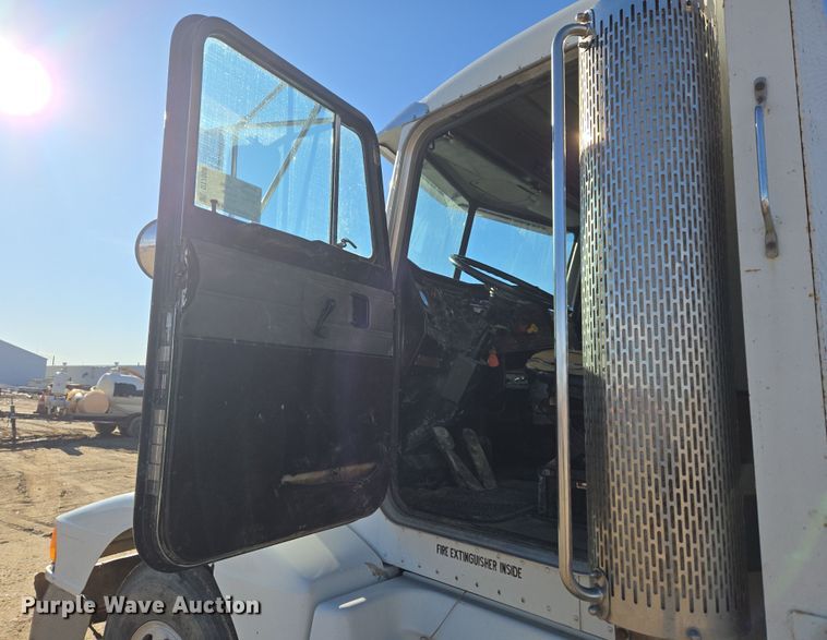 image for item DT7068 1989 Peterbilt 377 flatbed truck