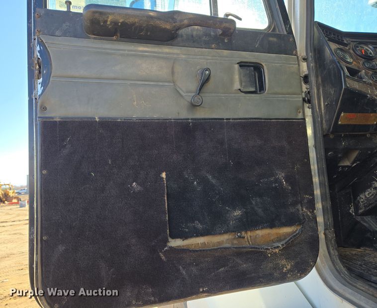 image for item DT7068 1989 Peterbilt 377 flatbed truck