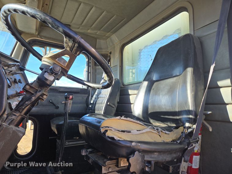 image for item DT7068 1989 Peterbilt 377 flatbed truck