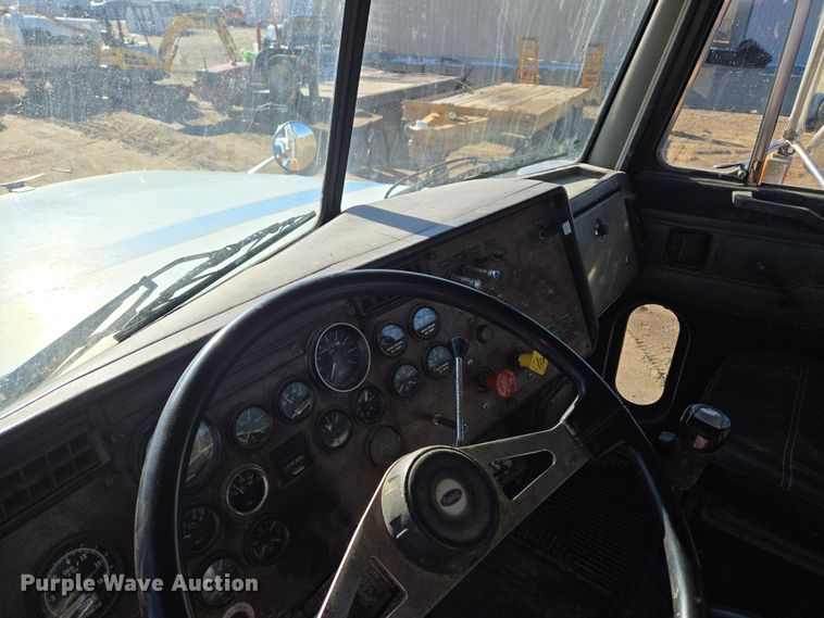 image for item DT7068 1989 Peterbilt 377 flatbed truck