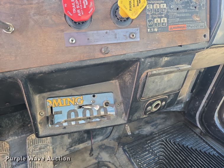 image for item DT7068 1989 Peterbilt 377 flatbed truck