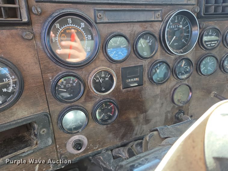 image for item DT7068 1989 Peterbilt 377 flatbed truck