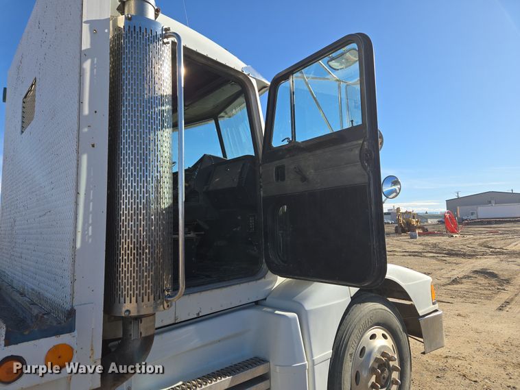 image for item DT7068 1989 Peterbilt 377 flatbed truck