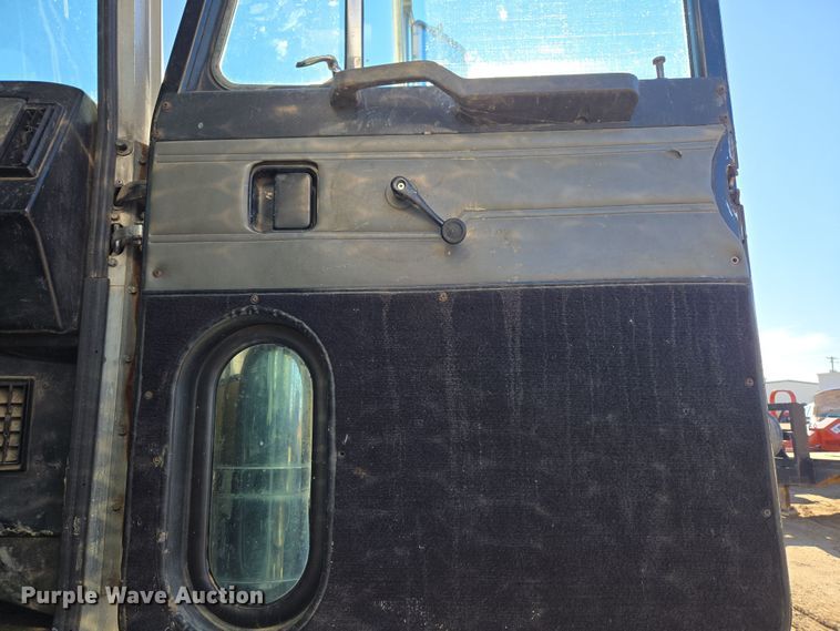 image for item DT7068 1989 Peterbilt 377 flatbed truck