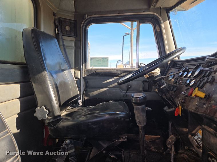 image for item DT7068 1989 Peterbilt 377 flatbed truck