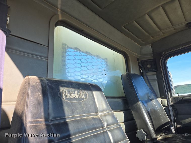 image for item DT7068 1989 Peterbilt 377 flatbed truck