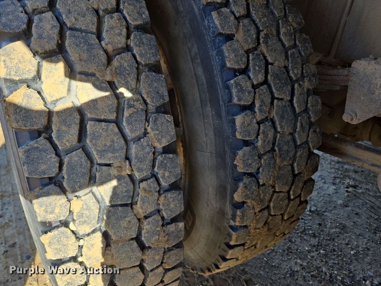 image for item DT7068 1989 Peterbilt 377 flatbed truck