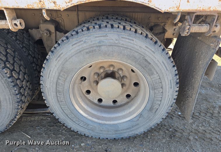 image for item DT7068 1989 Peterbilt 377 flatbed truck