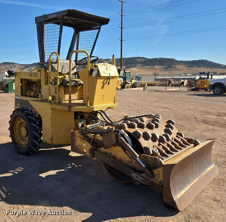 image for item DT7087 1993 Caterpillar  CP-323 single drum vibratory roller