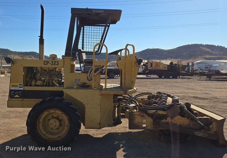 image for item DT7087 1993 Caterpillar  CP-323 single drum vibratory roller