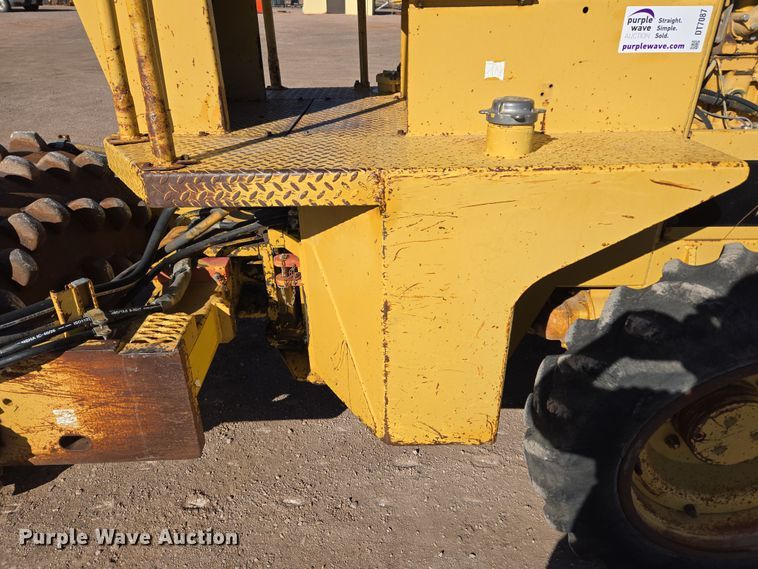 image for item DT7087 1993 Caterpillar  CP-323 single drum vibratory roller