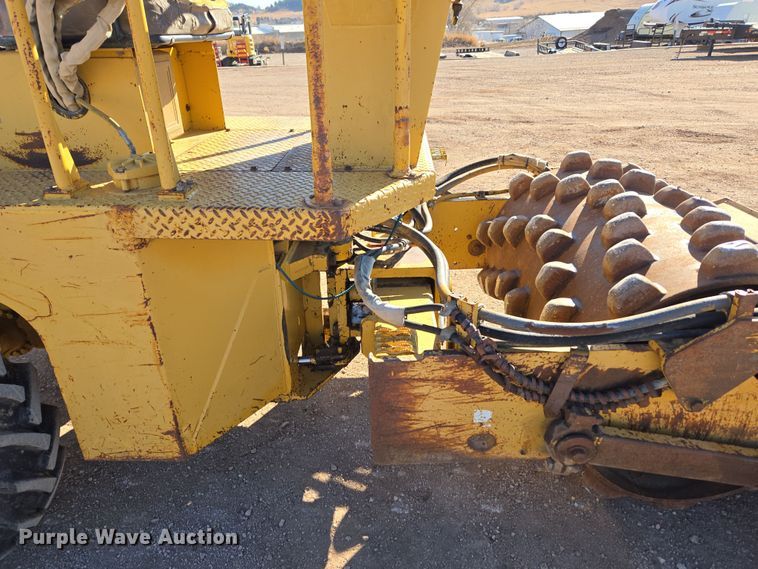 image for item DT7087 1993 Caterpillar  CP-323 single drum vibratory roller