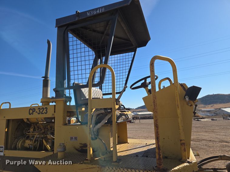 image for item DT7087 1993 Caterpillar  CP-323 single drum vibratory roller