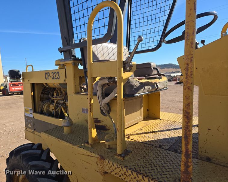 image for item DT7087 1993 Caterpillar  CP-323 single drum vibratory roller