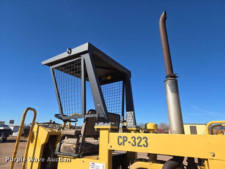 image for item DT7087 1993 Caterpillar  CP-323 single drum vibratory roller