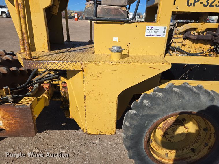 image for item DT7087 1993 Caterpillar  CP-323 single drum vibratory roller