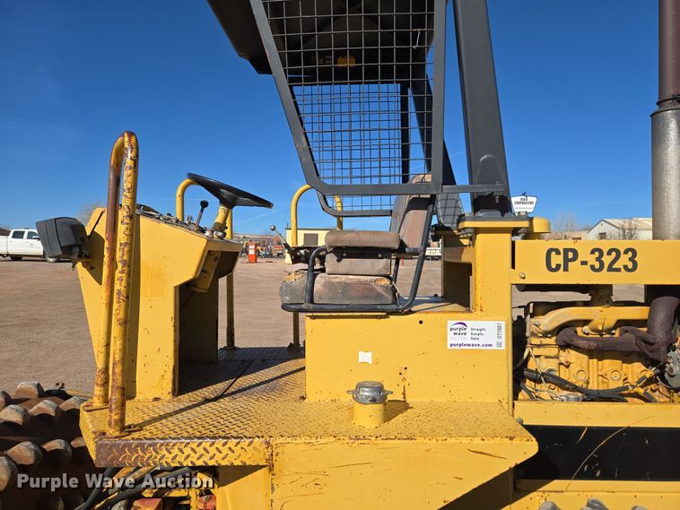 image for item DT7087 1993 Caterpillar  CP-323 single drum vibratory roller