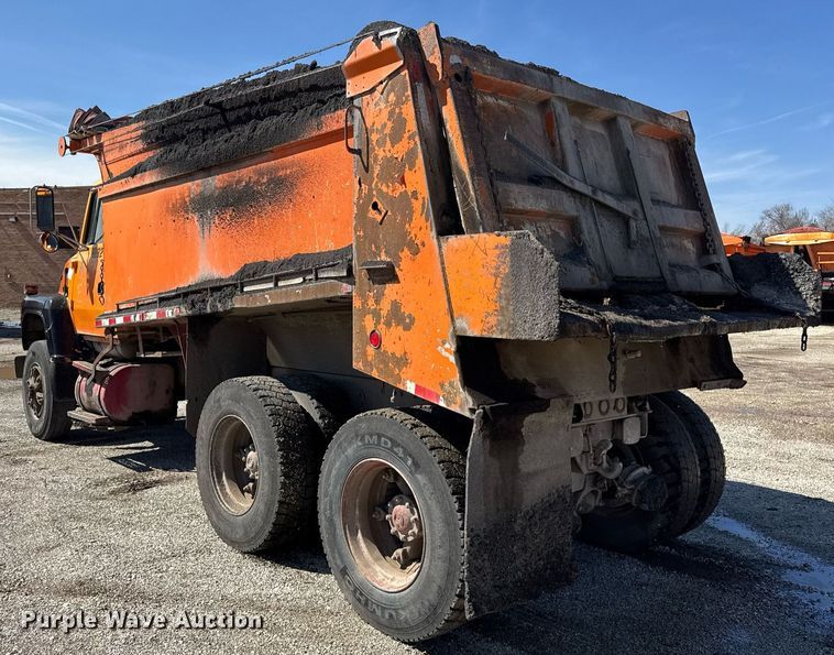 image for item DU3411 1995 Ford LNT8000 dump truck