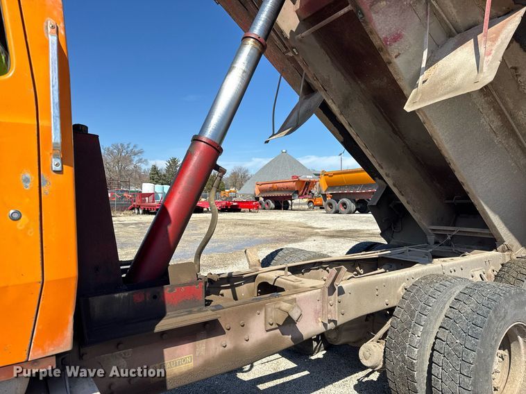 image for item DU3411 1995 Ford LNT8000 dump truck