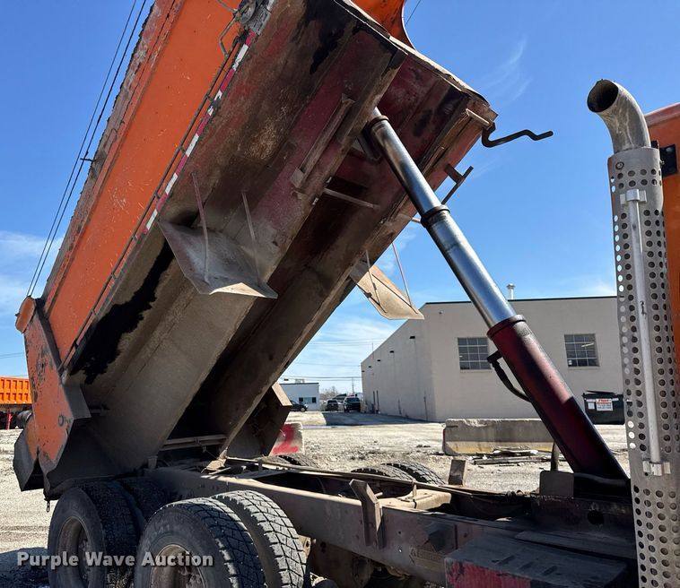 image for item DU3411 1995 Ford LNT8000 dump truck