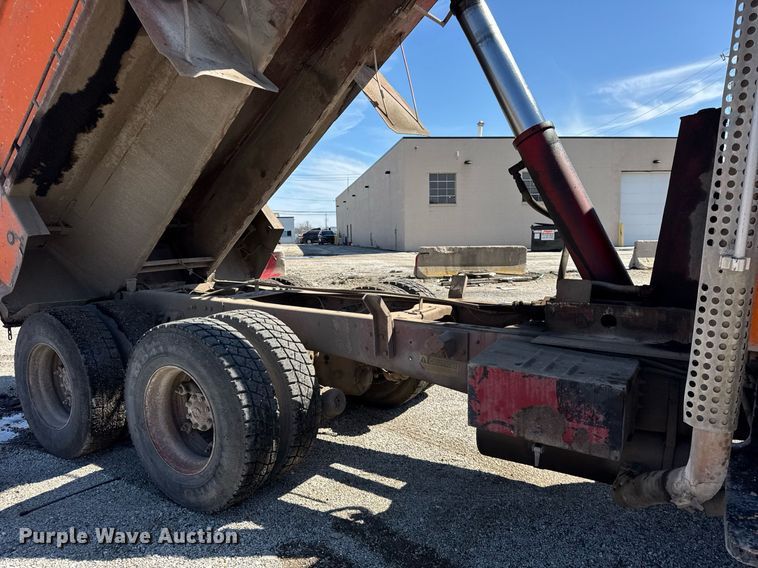 image for item DU3411 1995 Ford LNT8000 dump truck