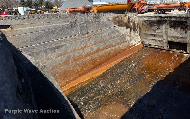 image for item DU3411 1995 Ford LNT8000 dump truck