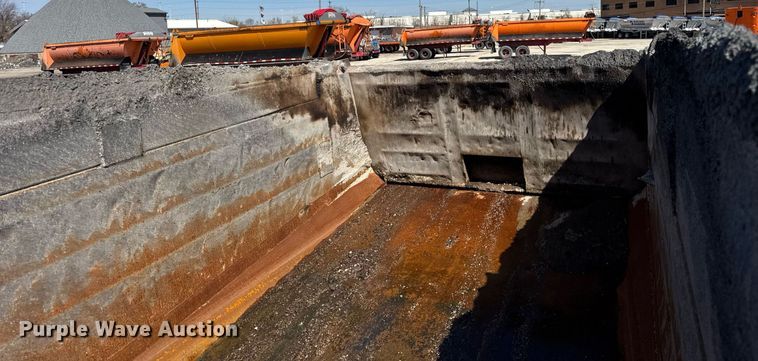 image for item DU3411 1995 Ford LNT8000 dump truck