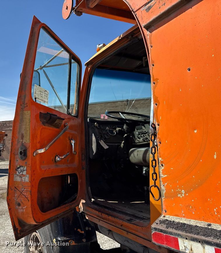 image for item DU3411 1995 Ford LNT8000 dump truck