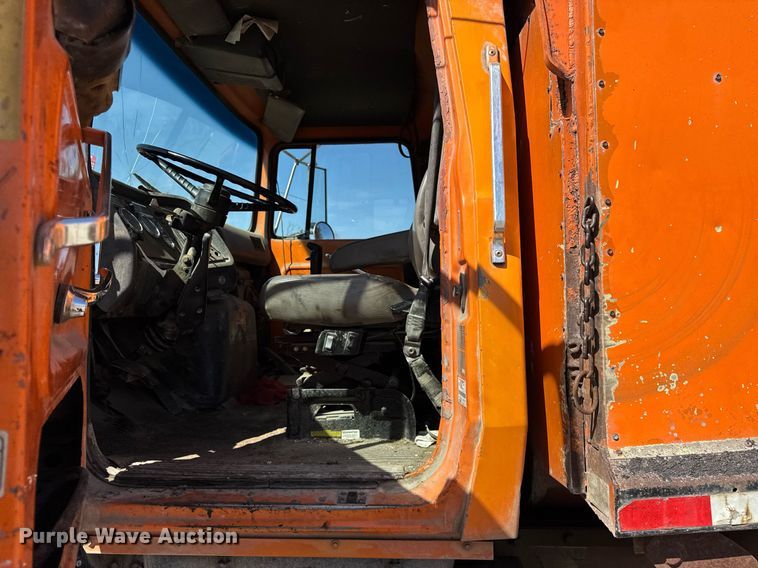 image for item DU3411 1995 Ford LNT8000 dump truck