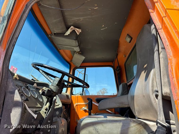 image for item DU3411 1995 Ford LNT8000 dump truck