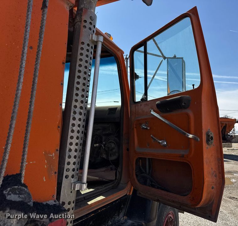 image for item DU3411 1995 Ford LNT8000 dump truck