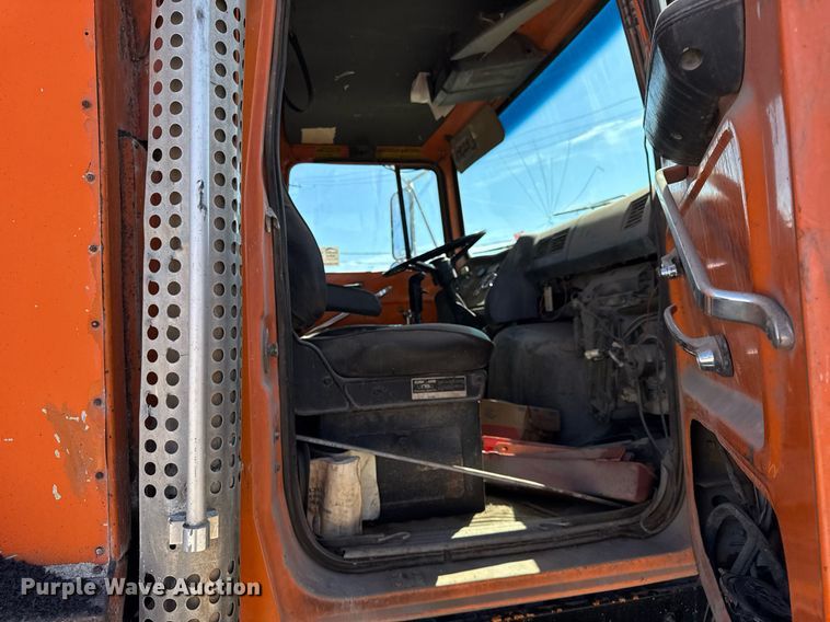 image for item DU3411 1995 Ford LNT8000 dump truck