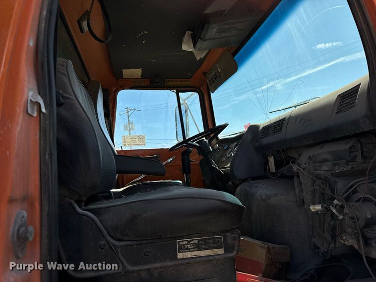 image for item DU3411 1995 Ford LNT8000 dump truck