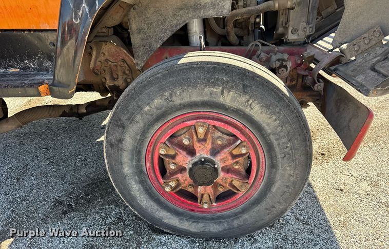 image for item DU3411 1995 Ford LNT8000 dump truck