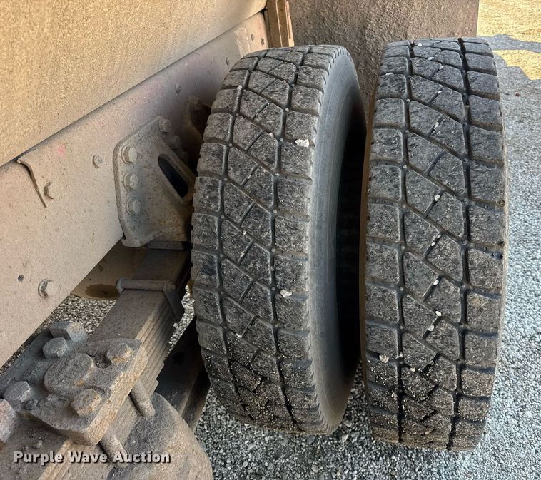 image for item DU3411 1995 Ford LNT8000 dump truck