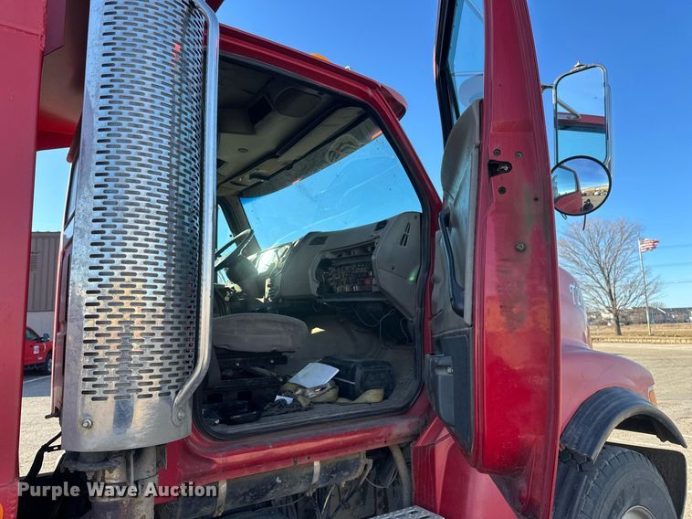 image for item DV0668 2003 Sterling L9500 dump truck