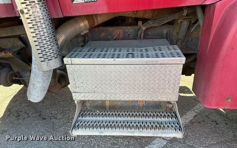 image for item DV0669 2005 Sterling LT9500 dump truck