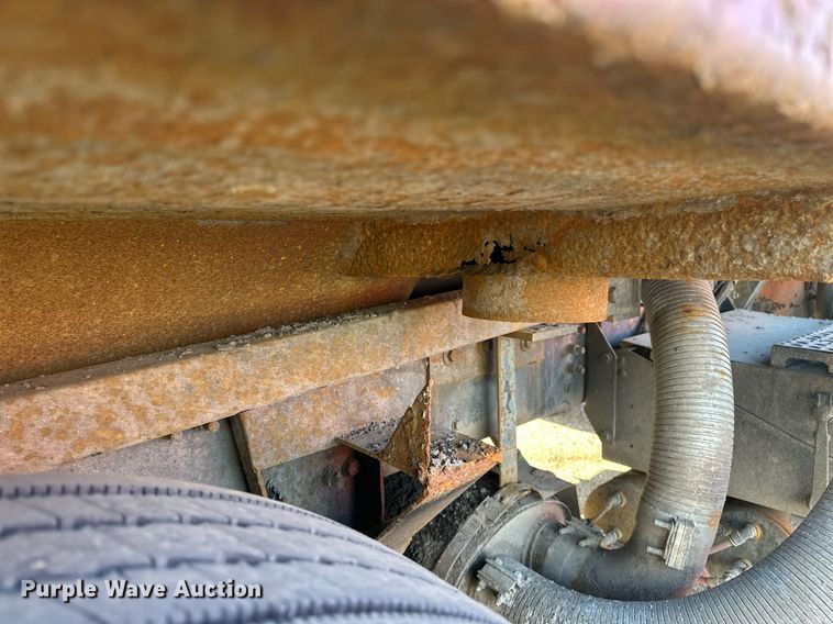 image for item DV0669 2005 Sterling LT9500 dump truck