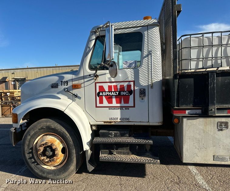 image for item DV0670 1998 International 4700 flatbed truck