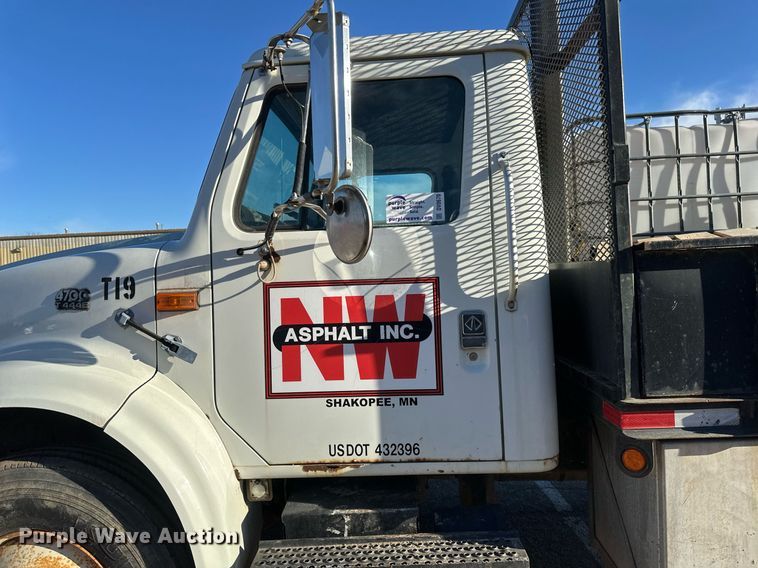 image for item DV0670 1998 International 4700 flatbed truck