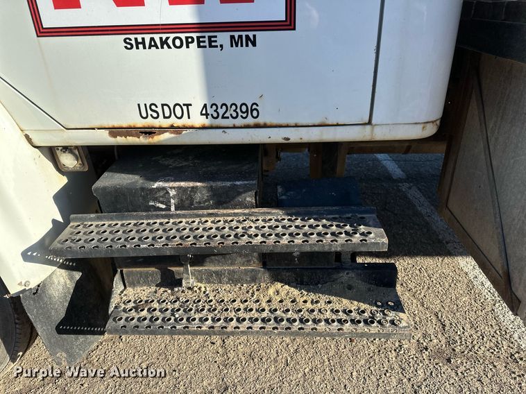 image for item DV0670 1998 International 4700 flatbed truck