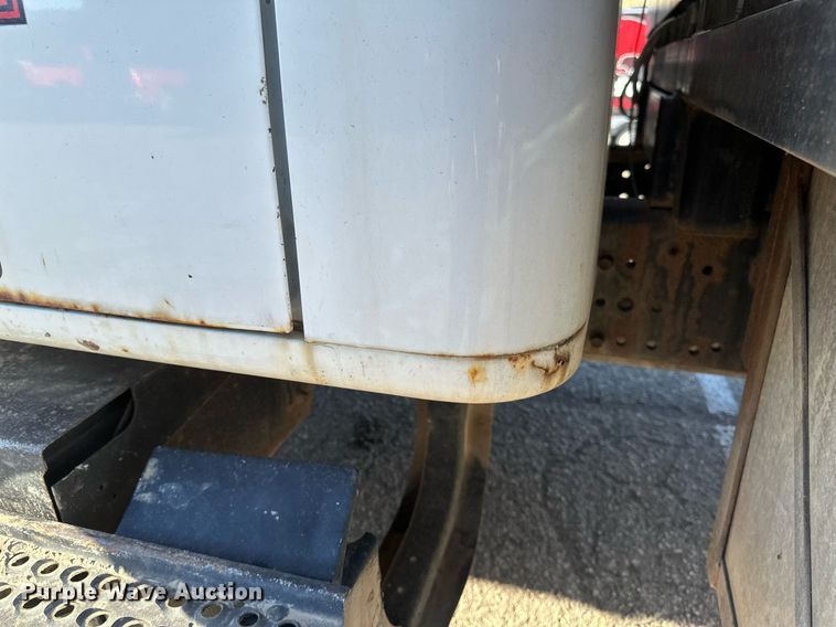 image for item DV0670 1998 International 4700 flatbed truck