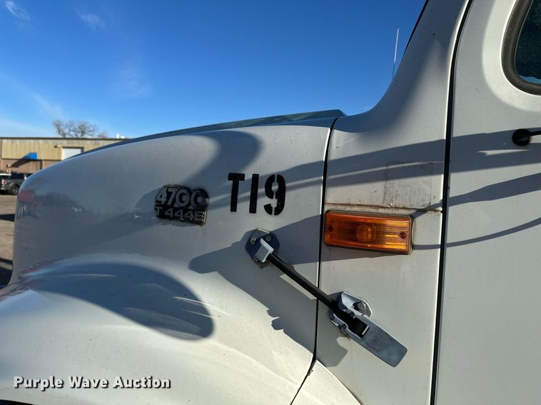 image for item DV0670 1998 International 4700 flatbed truck