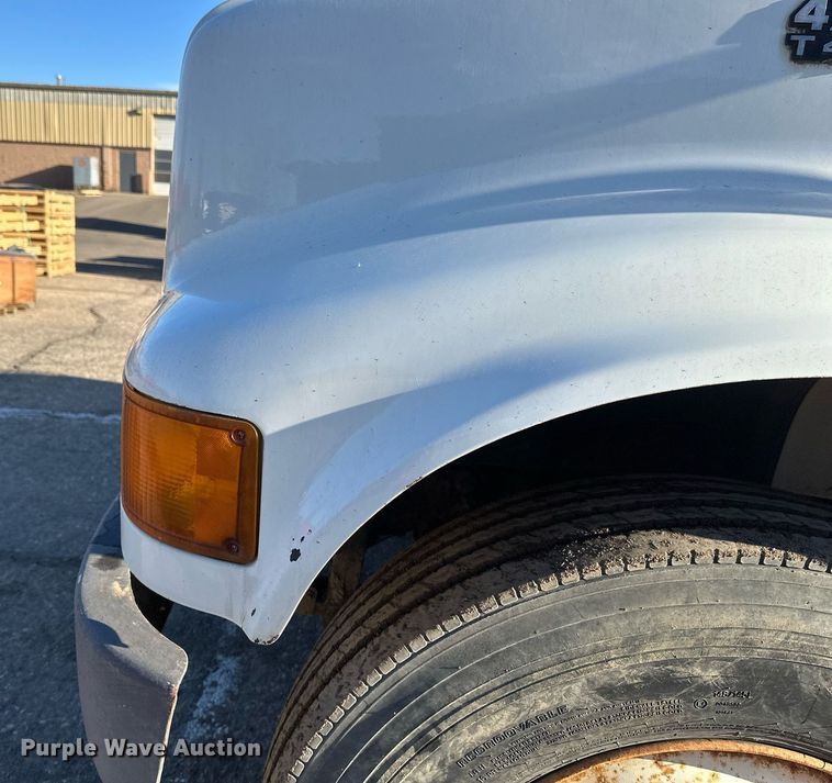 image for item DV0670 1998 International 4700 flatbed truck